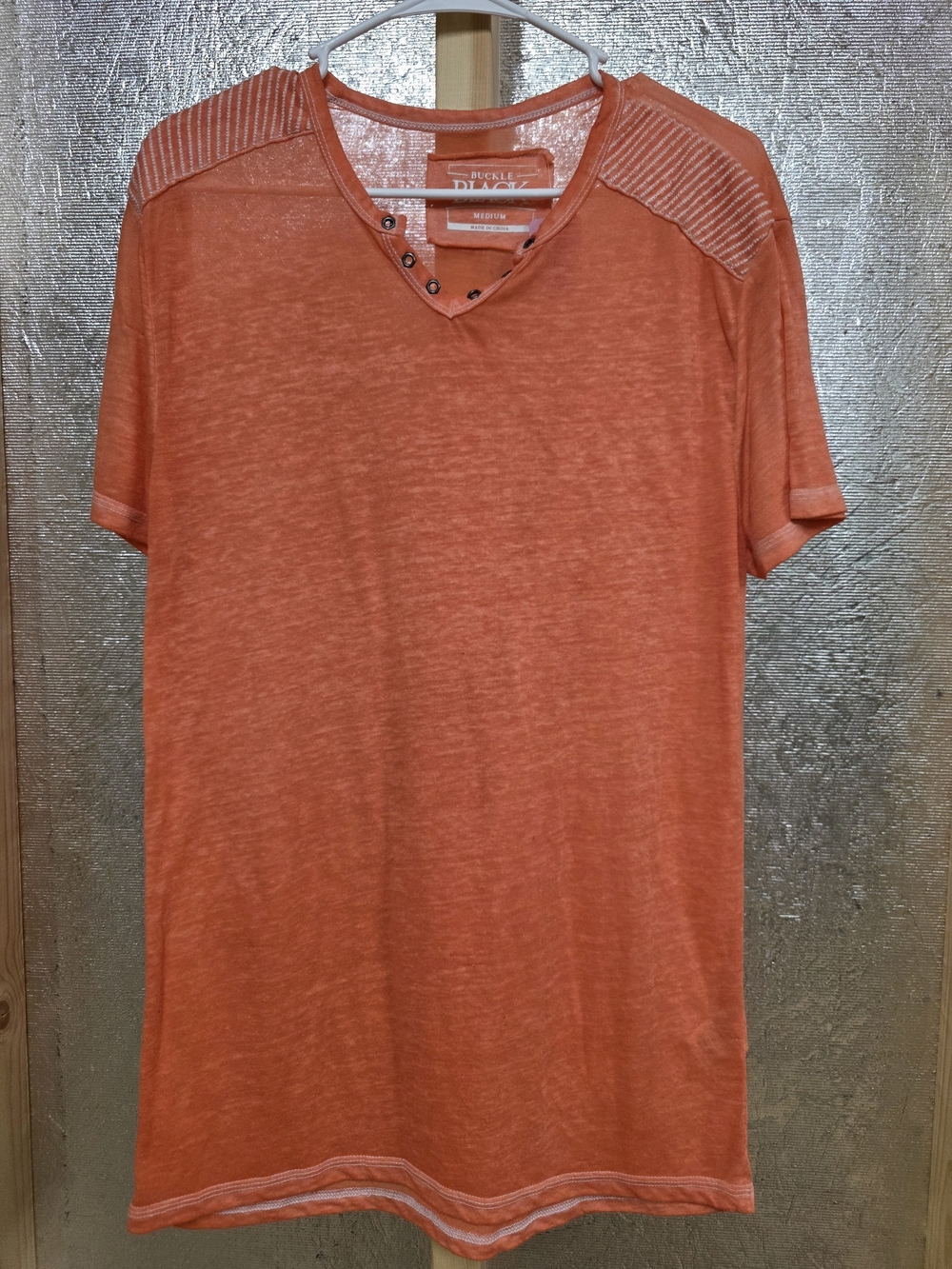 Womens Size M Brand Buckle Black Burnt Orange Short Sleeve V-Neck Tee